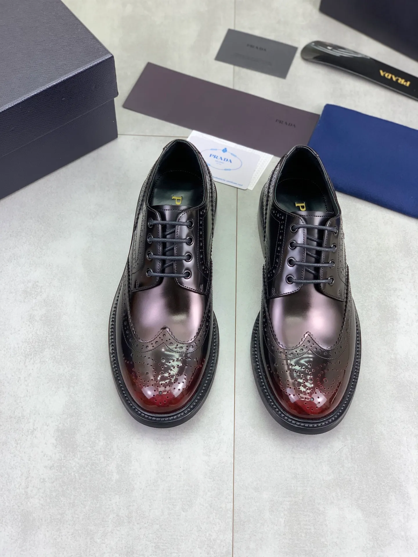 Factory price P980 💰 (genuine leather outsole series) original quality, top version 🔱 ＰＲＡＤＡPrada. Men's business casual leather shoes, top quality cow leather. 1:1 shipment⬆️Luxurious and noble👞All imported original color-changed cowhide, just to create a more comfortable wearing experience. Upper: Original comfortable selected high-end color-changed calfskin➕Top imported water-dyed full cow lining, original lightweight and comfortable high-grade genuine leather outsole✔️Code number: 39-44 (38 45 46 47 can be customized)
